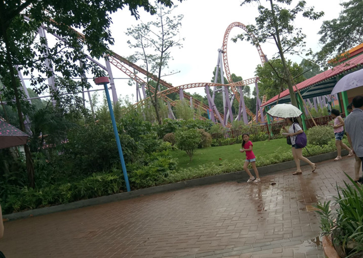 驚險刺激的十環過山車