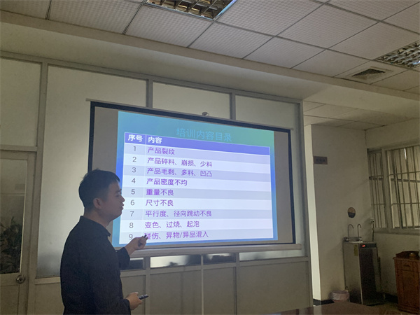 翔宇粉末冶金組織全廠員工參加產品質量問題以及工廠環境整理培訓 翔宇粉末冶金組織全廠員工參加產品質量問題以及工廠環境整理培訓